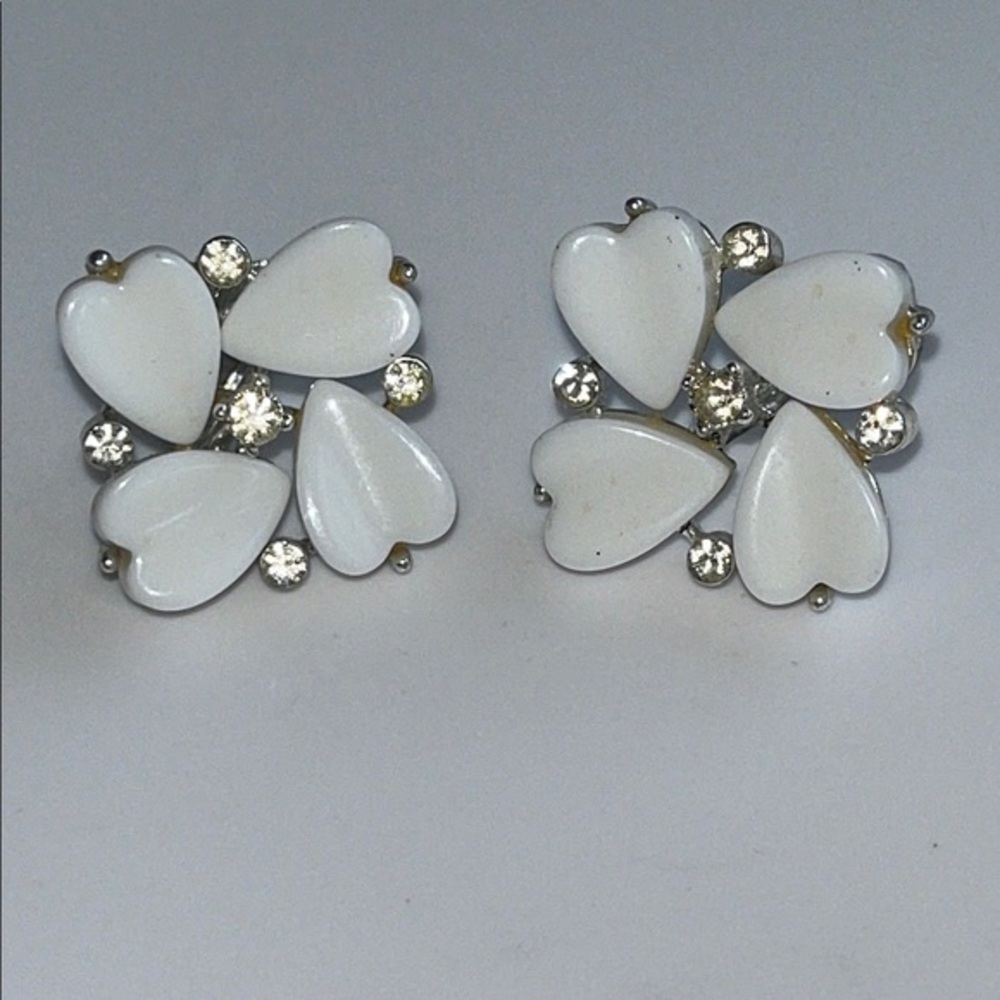 Lisner heart shaped vintage screw back earrings